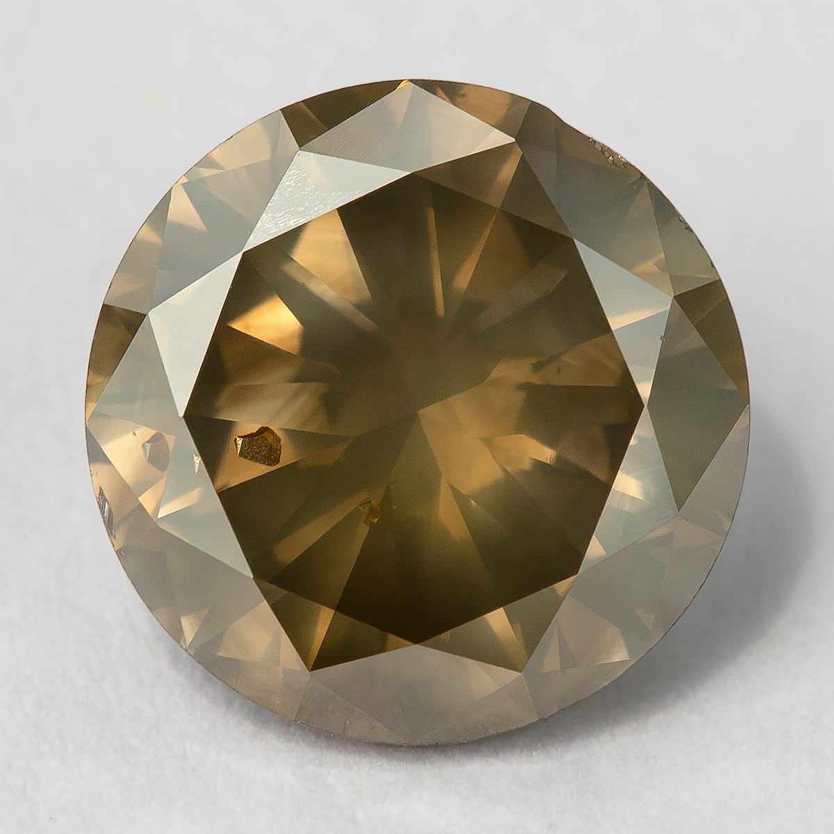 Diamante natural marrón oliva de 2.01 ct de talla brillante redonda en una vista frontal equilibrada, mostrando reflejos dorados y características de pureza I1 visibles.