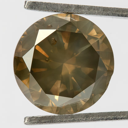 Diamante exacto de 2.01 ct, marrón oliva, brillante redondo, sin tratar, visto desde arriba y sostenido con pinzas, con destellos dorados y una inclusión marrón bajo la zona superior izquierda de la tabla.