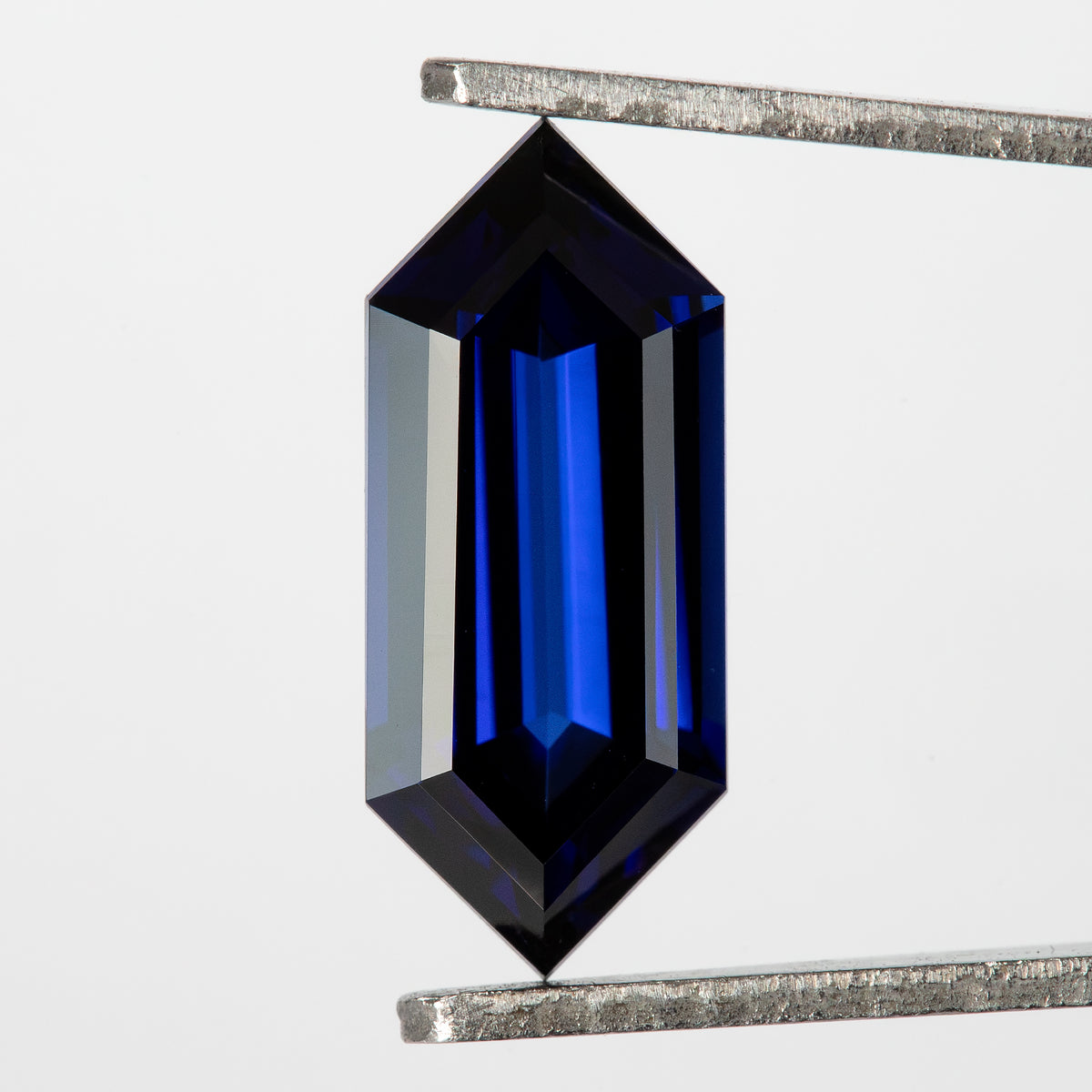 Vertical tweezers view with a broad light reflection down the center and dark blue stepped borders.