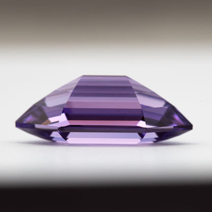 Perfil lateral del zafiro hexagonal violeta púrpura mostrando la corona, el filetín y el pabellón.