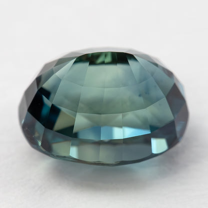 Side view of the oval sapphire showing pavilion step facets and girdle.