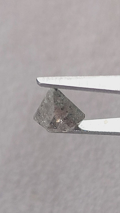 BS0031 Salt and Pepper Natural Diamond rotation and scale video