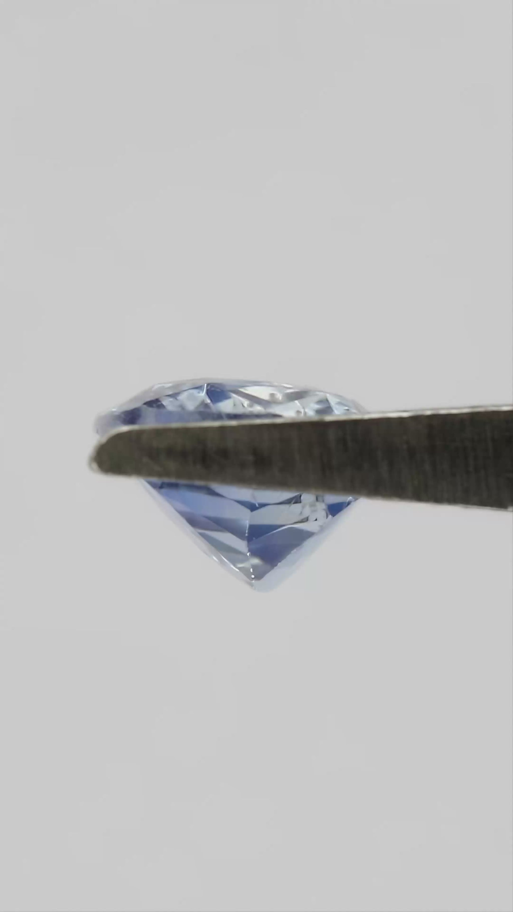 KK406 Light Cornflower Blue Natural Sapphire rotation and scale video