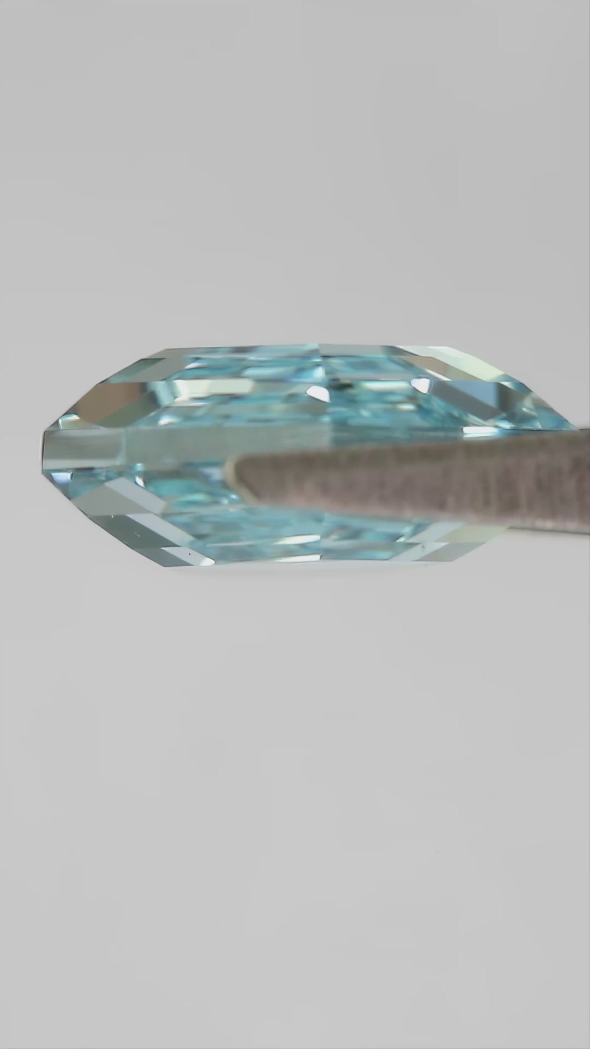 BLS134 Aquamarine Blue Lab-Grown Sapphire rotation and scale video