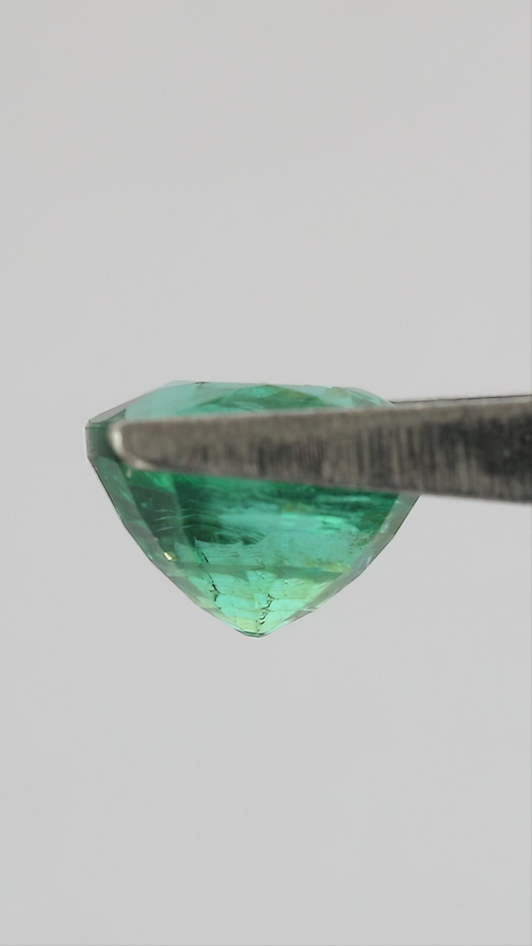 Product video 1: Vivid green Natural Emerald.