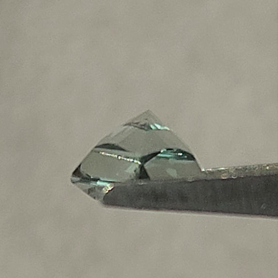 Lab-grown sapphire BG0089 natural daylight video 2