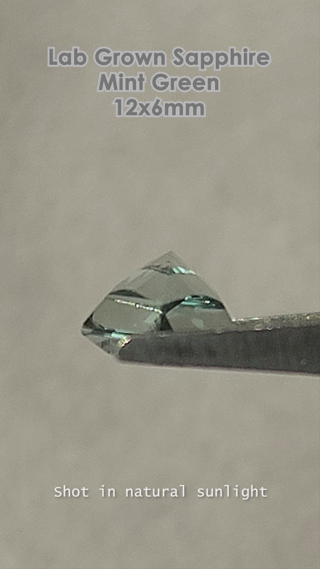 Lab-grown sapphire BG0089 natural daylight video 2