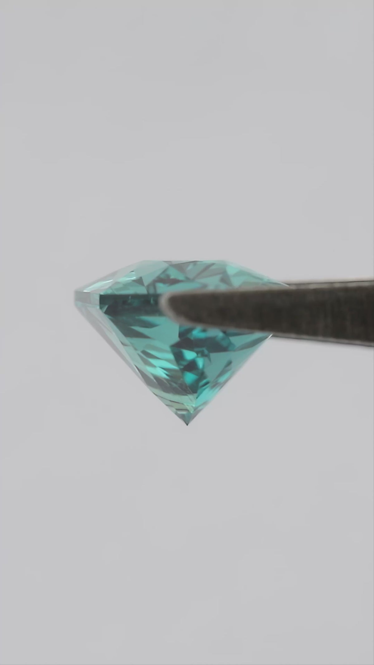 Lab-Grown Alexandrite BLS169 natural daylight video 2