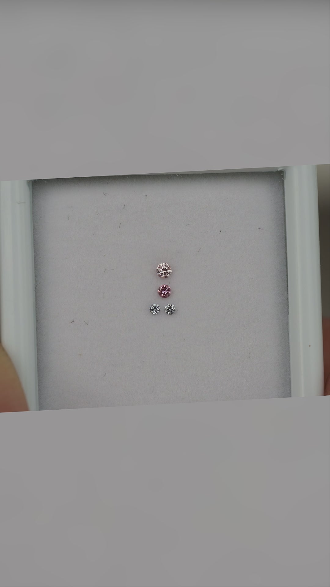 Movement video of the exact four-diamond T728 set, showing face-up reflections and hand-held display-frame scale.