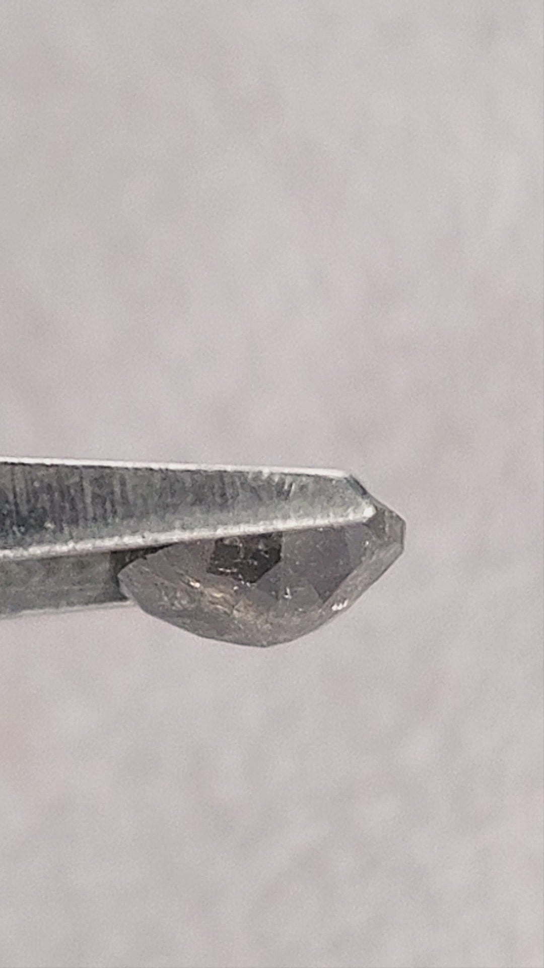 Product video 1: Salt and pepper Natural Diamond.