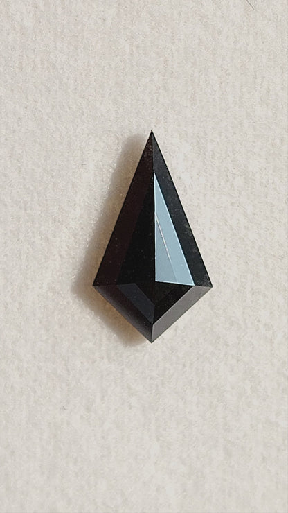 Diamante natural negro, talla geométrica tipo cometa, 1.10 ct, 11.10x6.30x2.60mm, sin tratamiento
