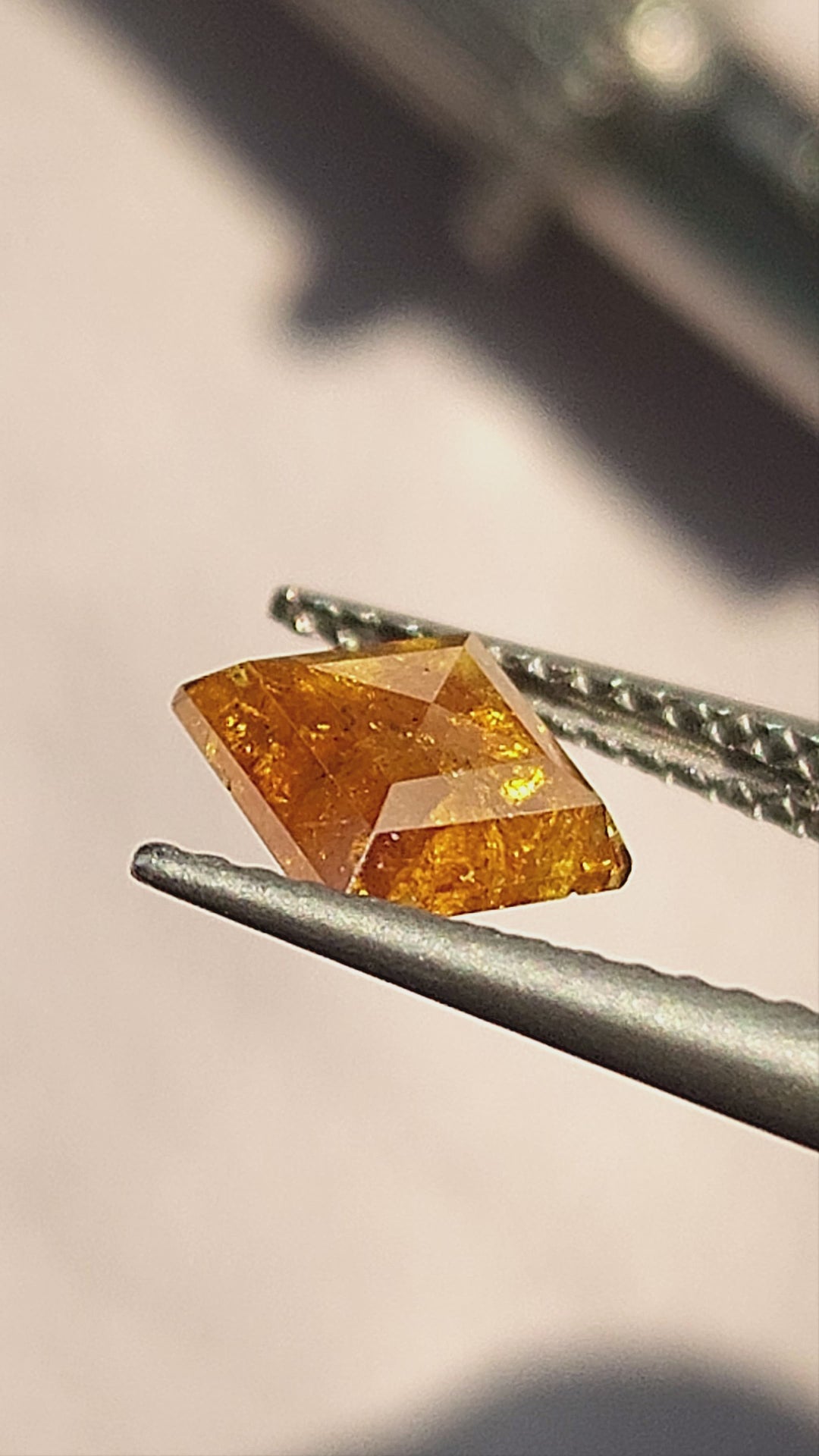 BS0048 Fancy Vivid Orange Natural Diamond rotation and scale video