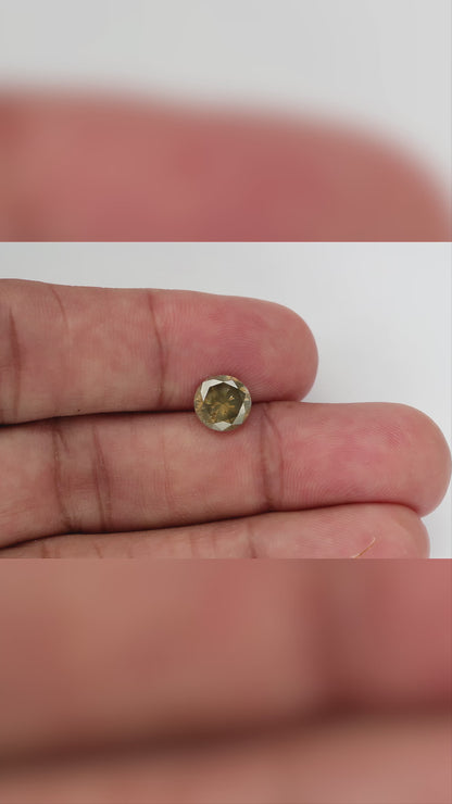 Face-up 4K video of the exact KL446 olive-brown round brilliant diamond in tweezers, showing its facet pattern, color shifts and visible I1 clarity features.