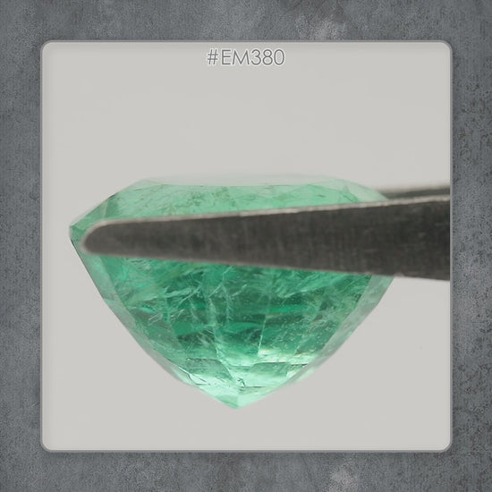Product video 2: Vivid green, slightly bluish green Natural Emerald.