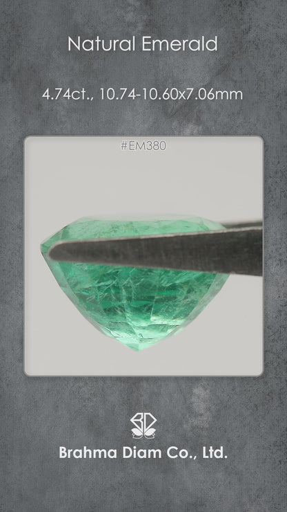 Product video 2: Vivid green, slightly bluish green Natural Emerald.
