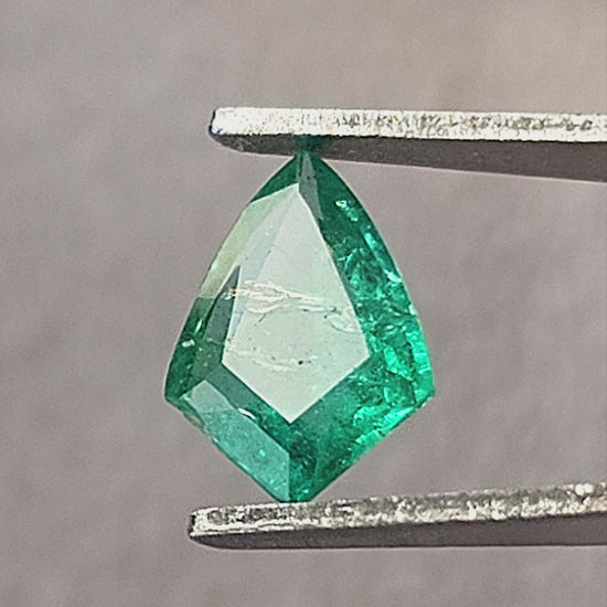 EM357 Emerald Green Natural Emerald rotation and scale video