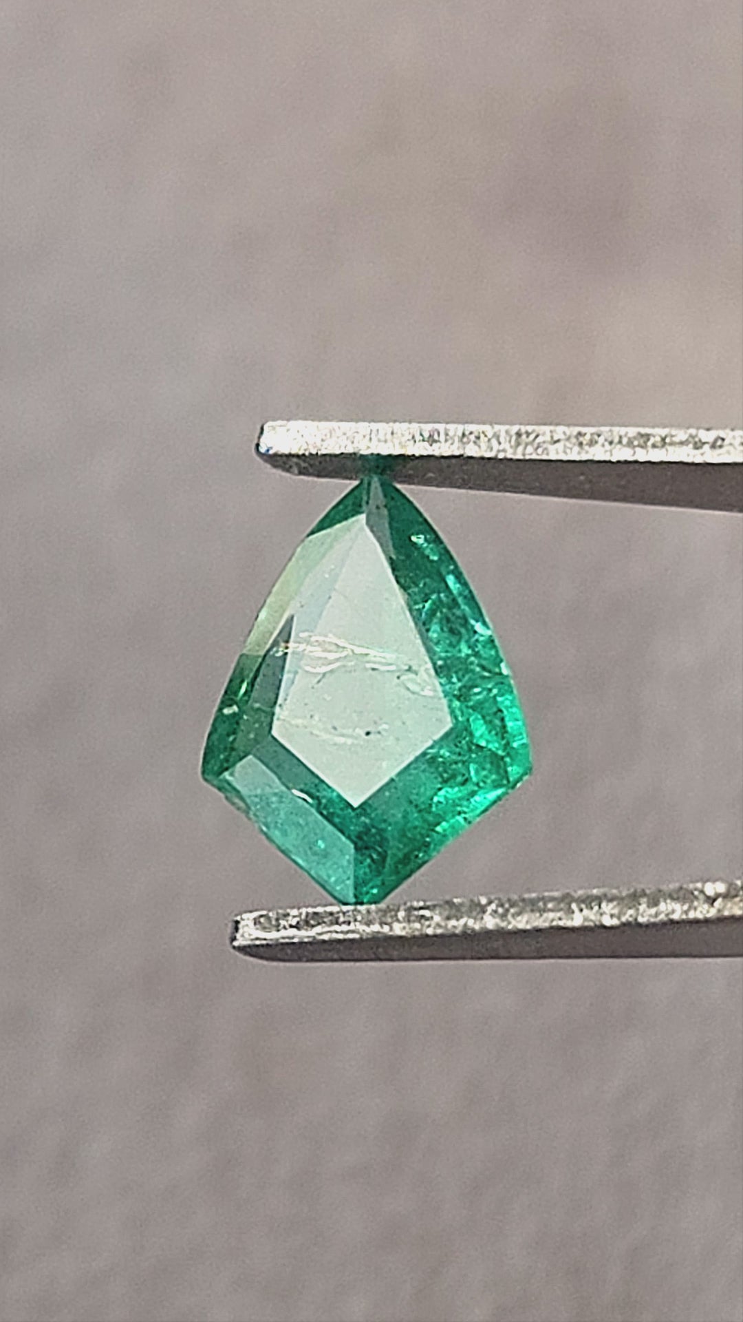 EM357 Emerald Green Natural Emerald rotation and scale video