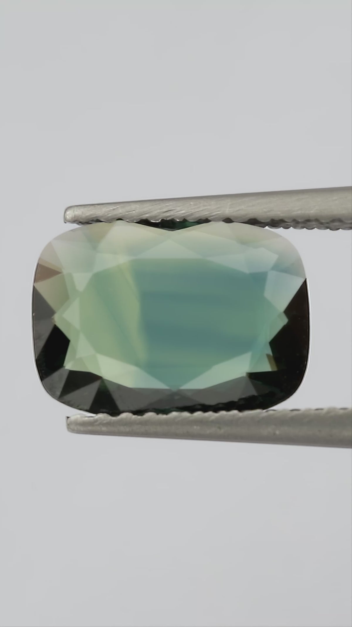 Natural sapphire BNS182 natural daylight video 3
