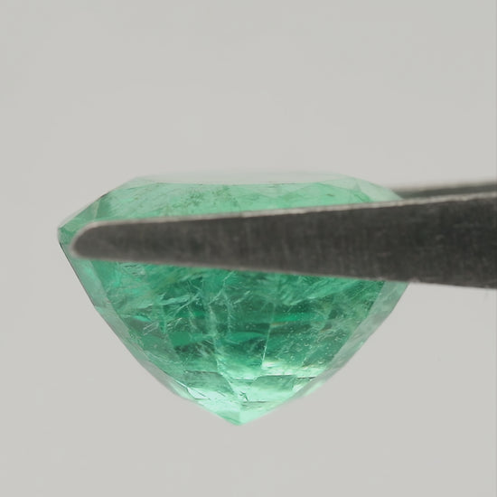 Product video 1: Vivid green, slightly bluish green Natural Emerald.