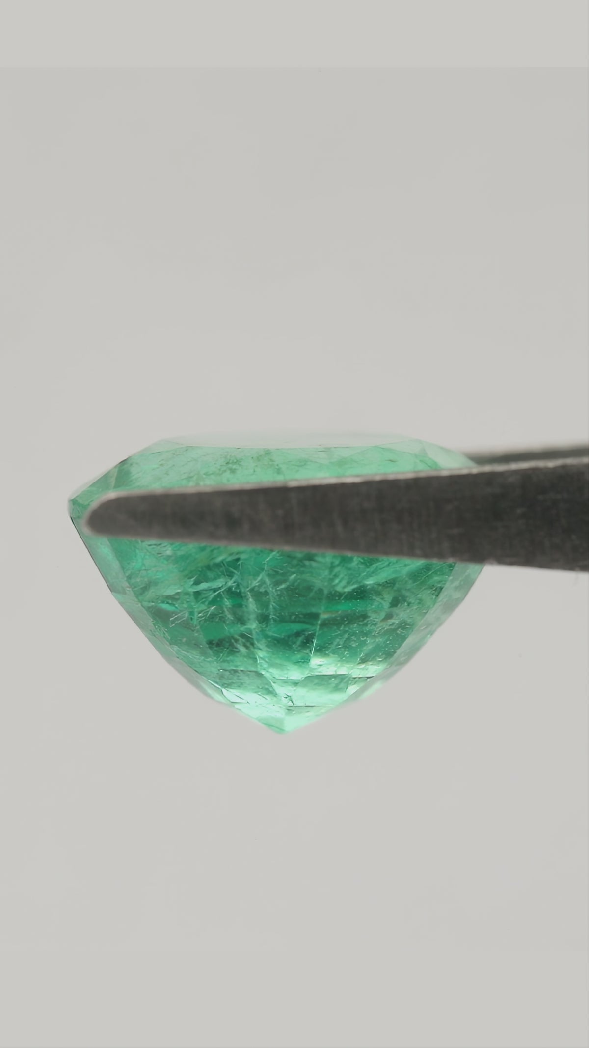 Product video 1: Vivid green, slightly bluish green Natural Emerald.