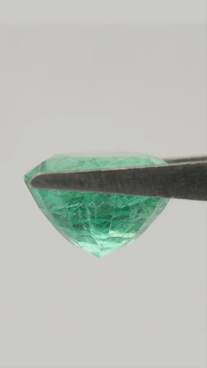 Product video 1: Vivid green, slightly bluish green Natural Emerald.