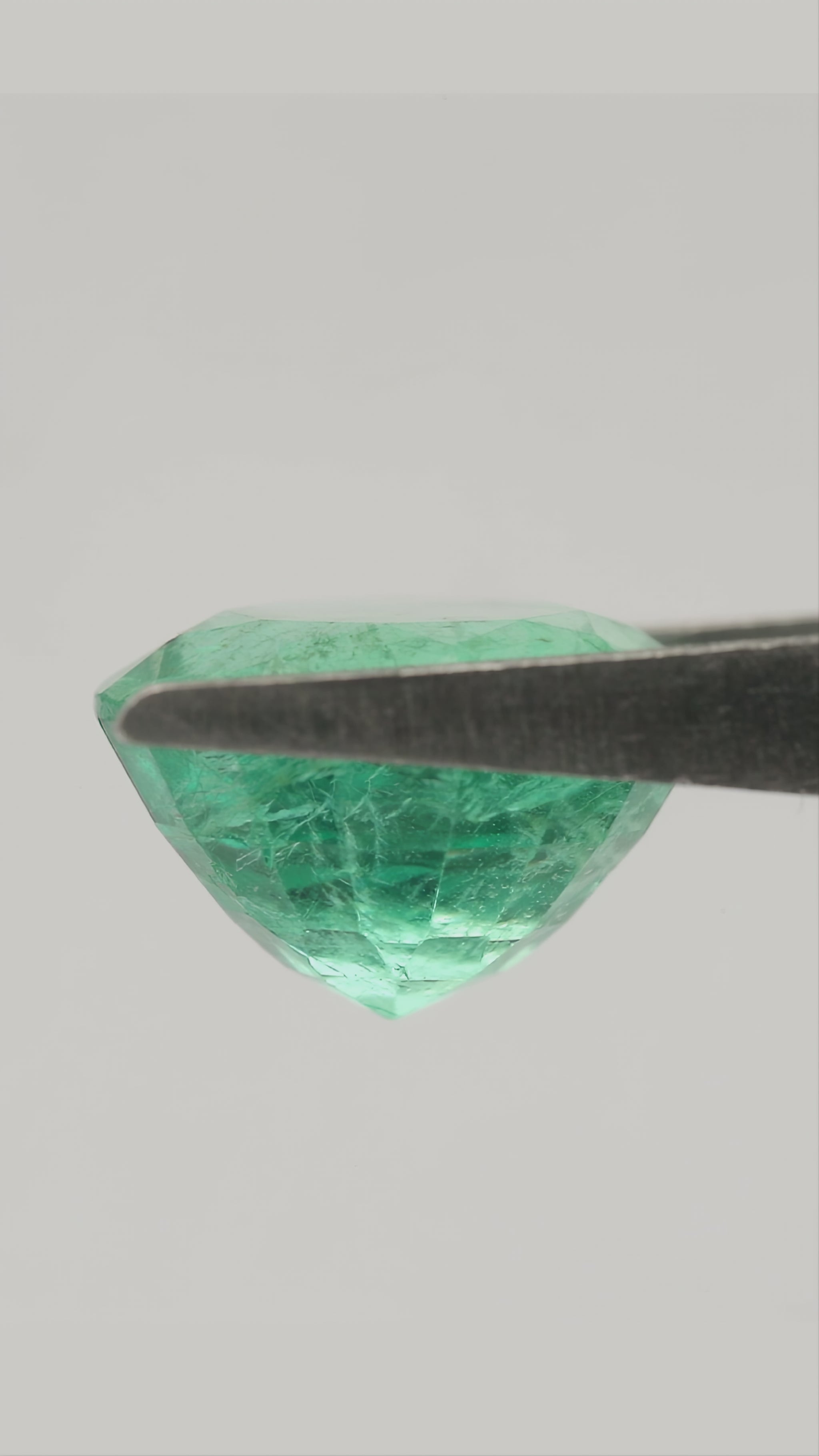 Product video 1: Vivid green, slightly bluish green Natural Emerald.