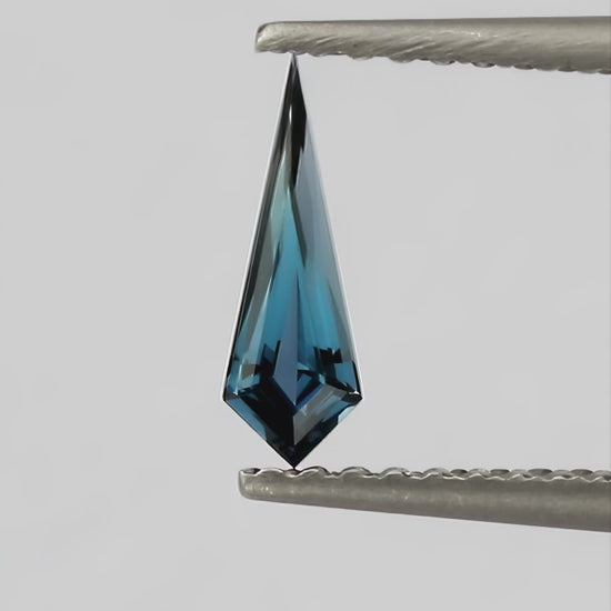 Natural sapphire BNS176 natural daylight video 2