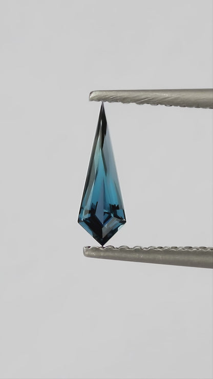 Natural sapphire BNS176 natural daylight video 2