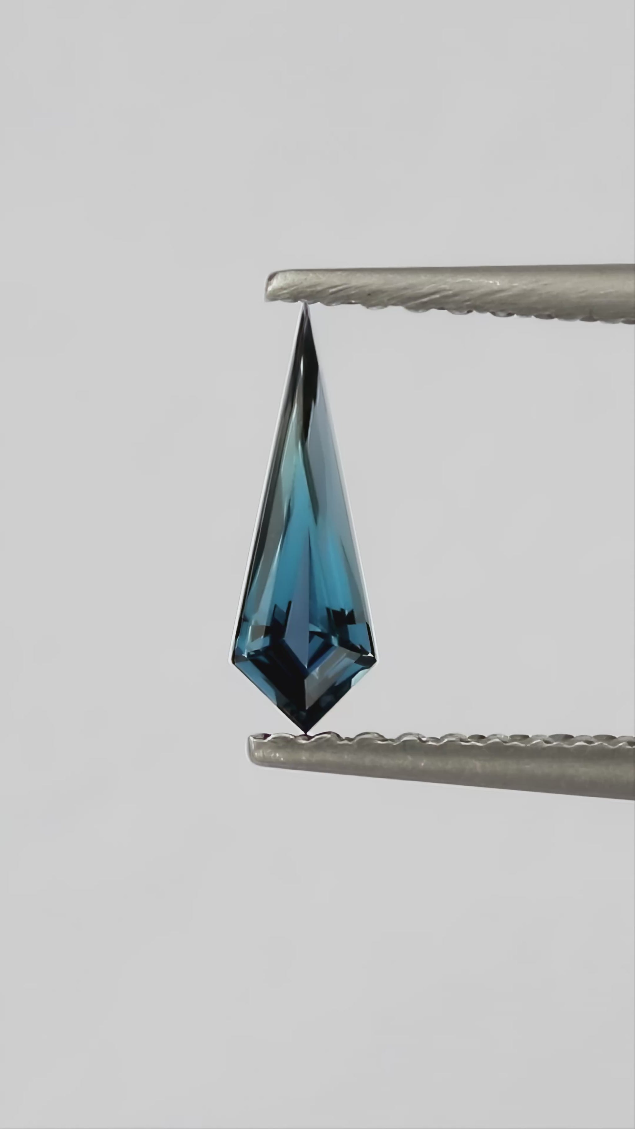 Natural sapphire BNS176 natural daylight video 2
