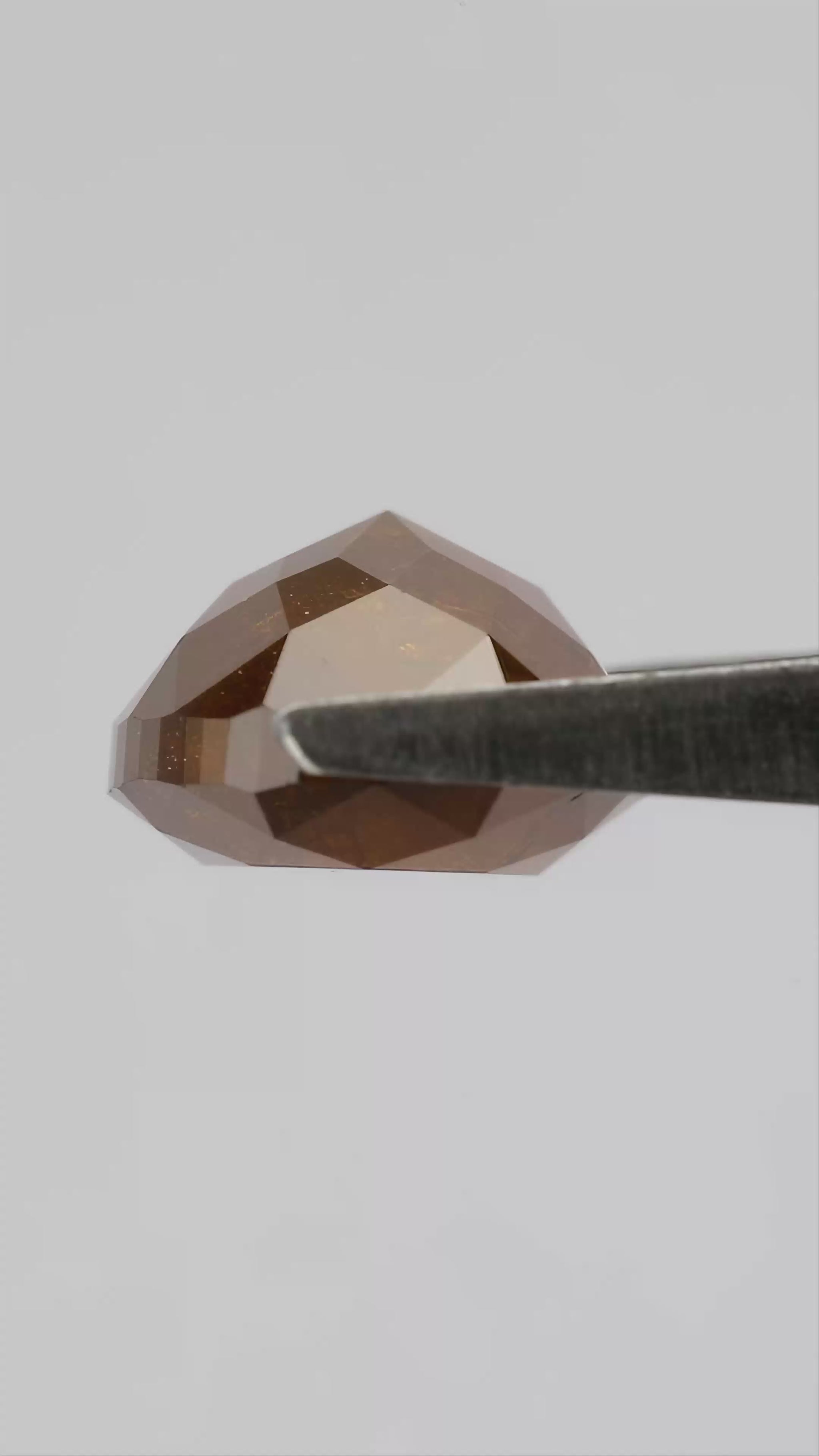 Product video 1: Reddish orange Natural Diamond.