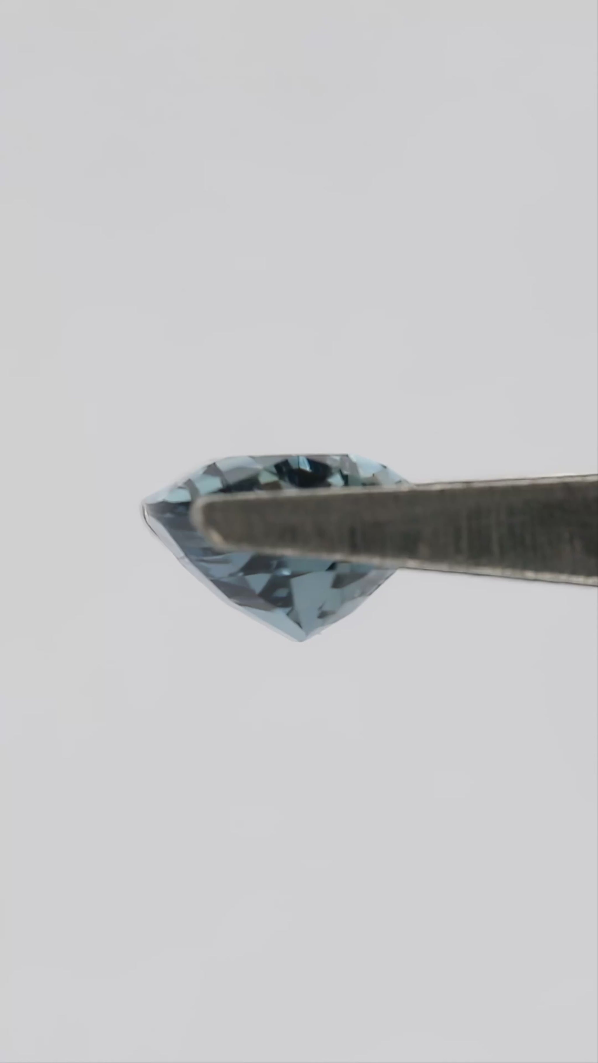 Natural sapphire BNS180 natural daylight video 2