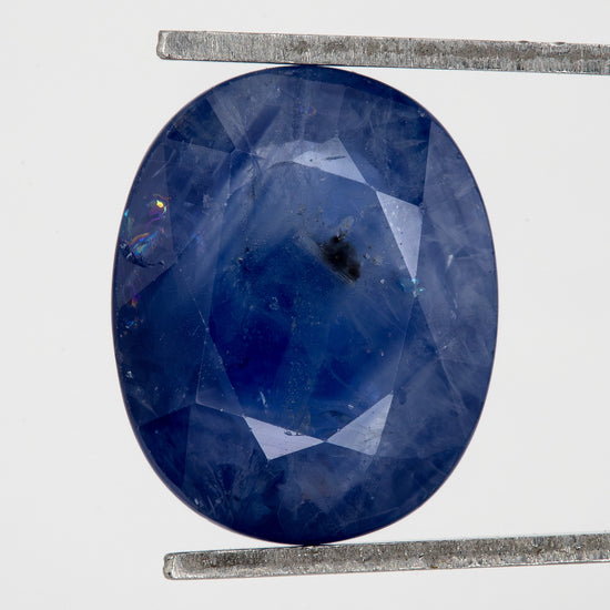Movement video showing the exact blue sapphire from changing angles.